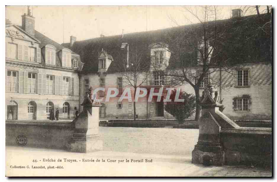 TRoyes CPA Eveche entree de la cour par le portail Sud