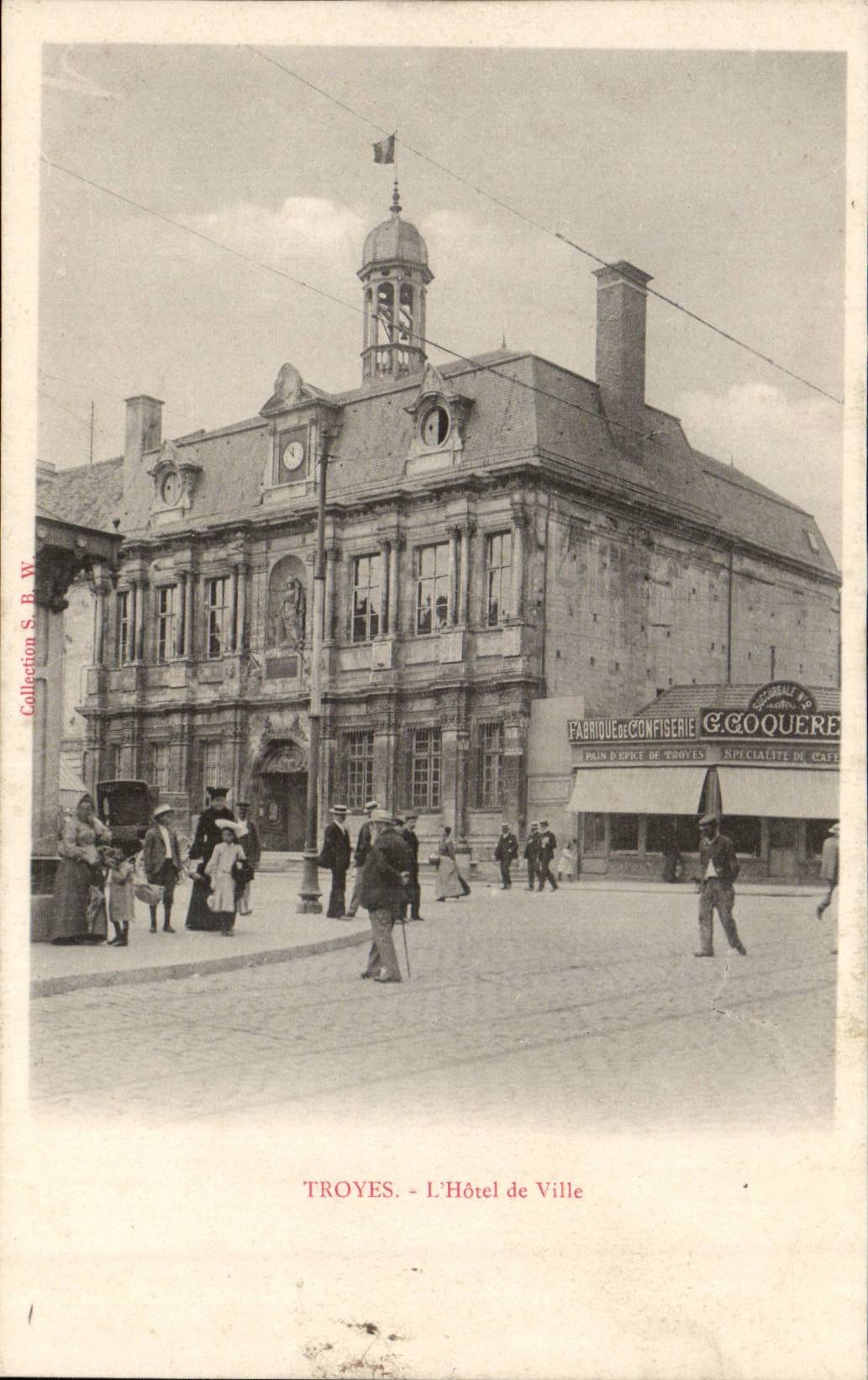 Troyes - L'Hôtel de Ville — avec la façade de la fabrique de confiserie G. Coquere