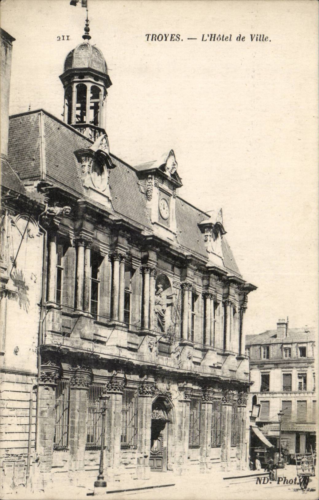 Troyes — L'Hôtel de Ville — ND. Phot.
