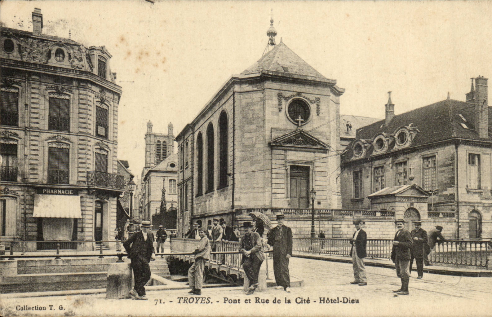 TRoyes CPA Pont et rue de la Cite Hotel Dieu