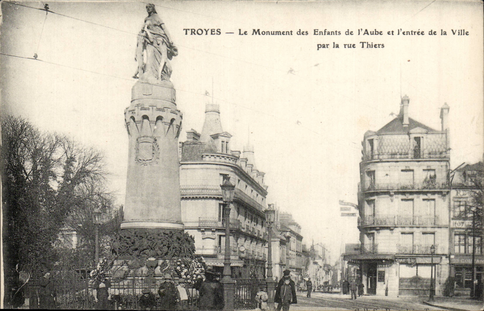 Troyes — Le Monument des Enfants de l'Aube et l'entrée de la Ville par la rue Thiers