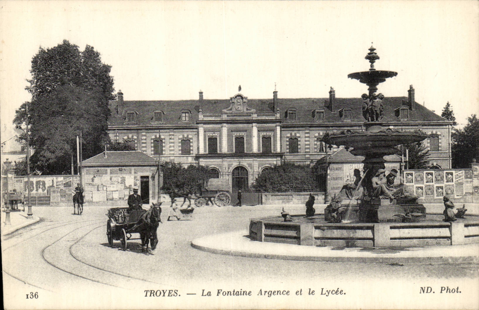 Troyes — La Fontaine Argence et le Lycée — ND. Phot.