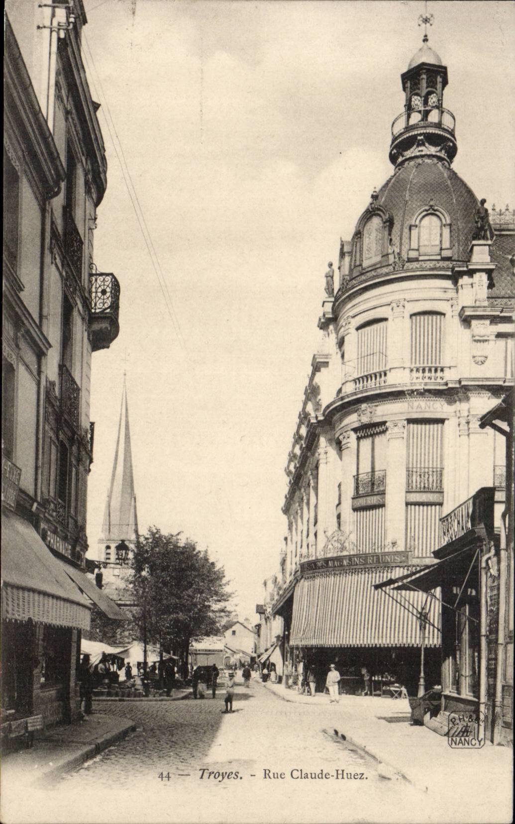 Troyes - Rue Claude-Huez — vue de la rue avec édifice à balcon et clocher en arrière-plan — éditeur Nancy, n° 44