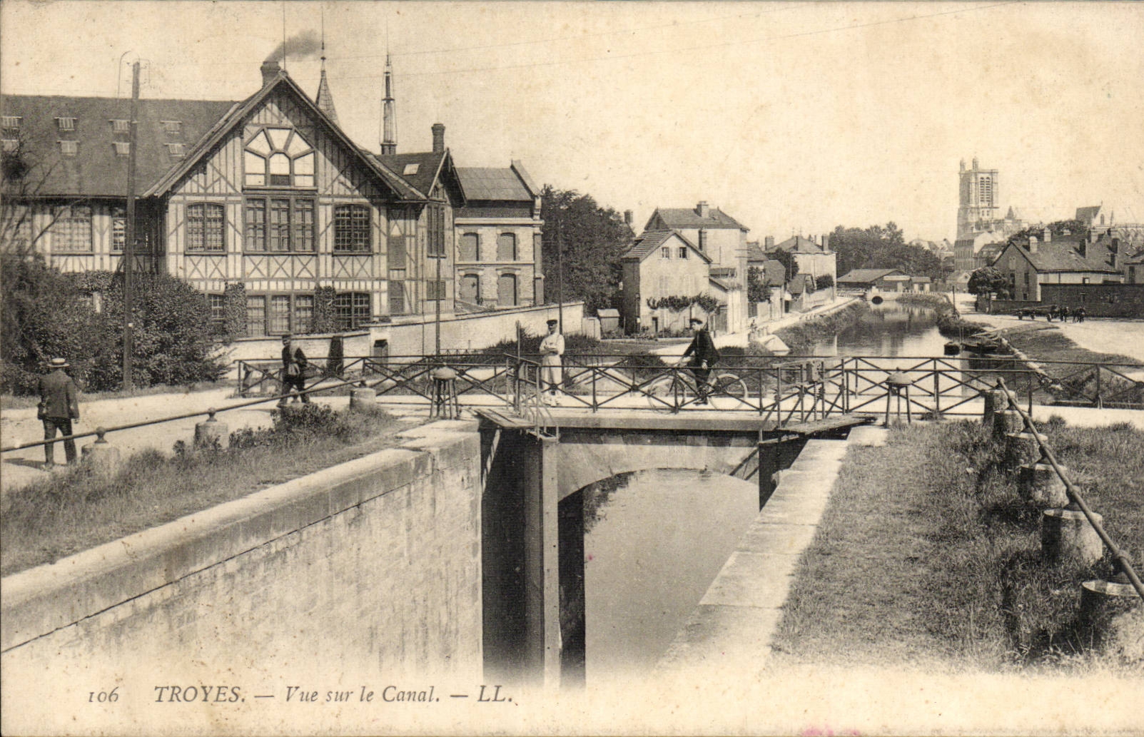 Troyes — Vue sur le Canal — LL.