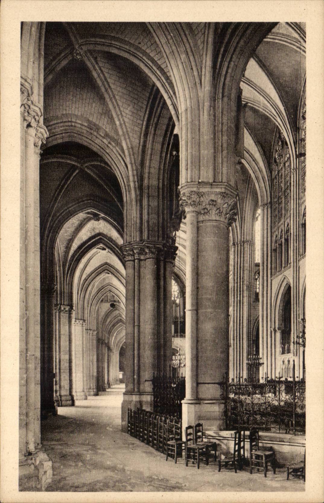 TRoyes CPA La cathedrale Portour du choeuer et nef laterale