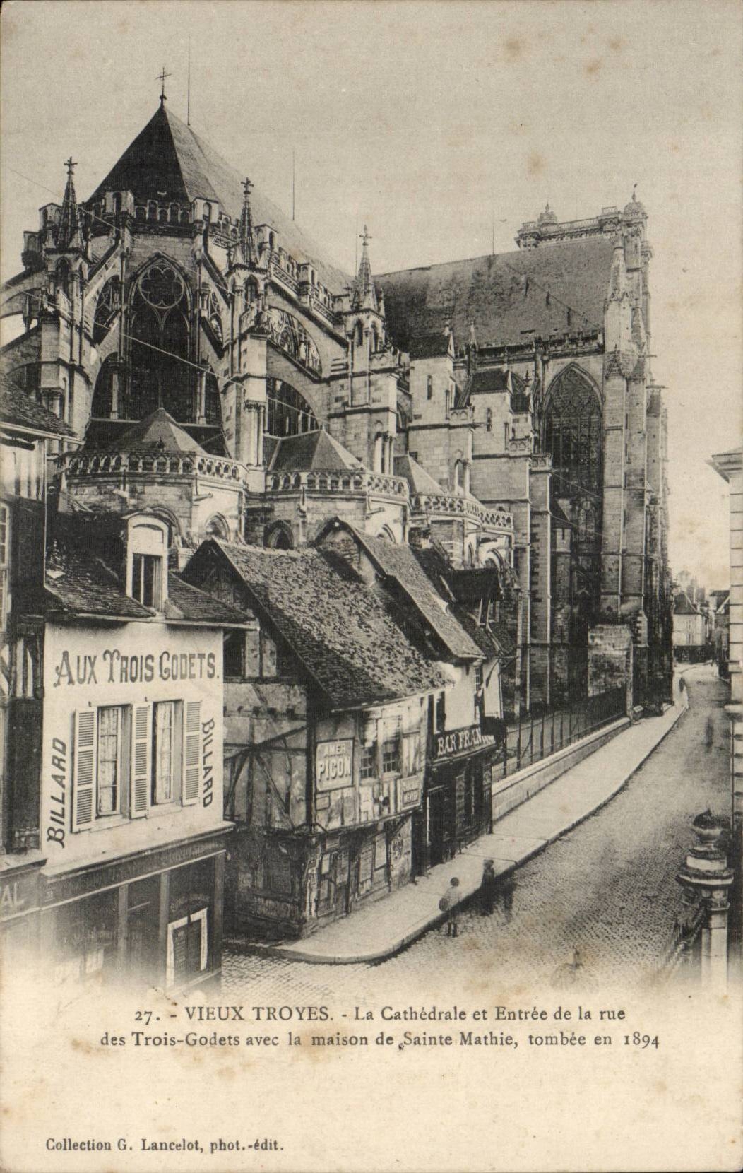 Vieux Troyes — La Cathédrale et Entrée de la rue des Trois-Godets, maison de Sainte-Mathie tombée en 1894 — Collection G. Lancelot, phot.-édit.