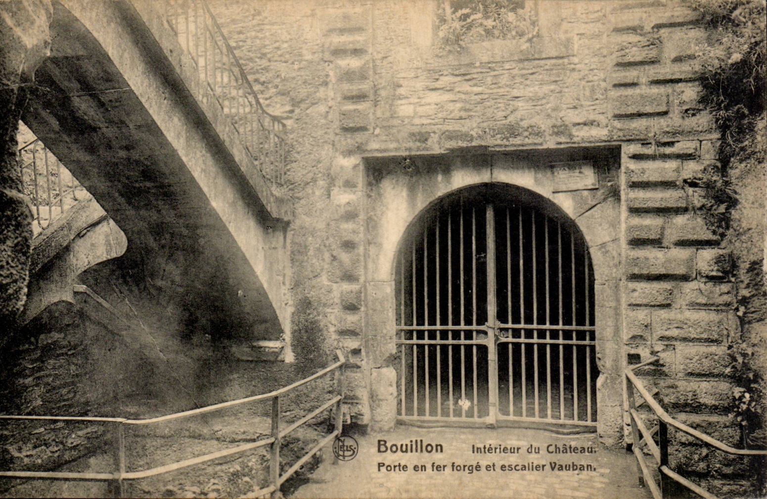 Bouillon — Intérieur du Château Vauban — Porte en fer forgé et escalier