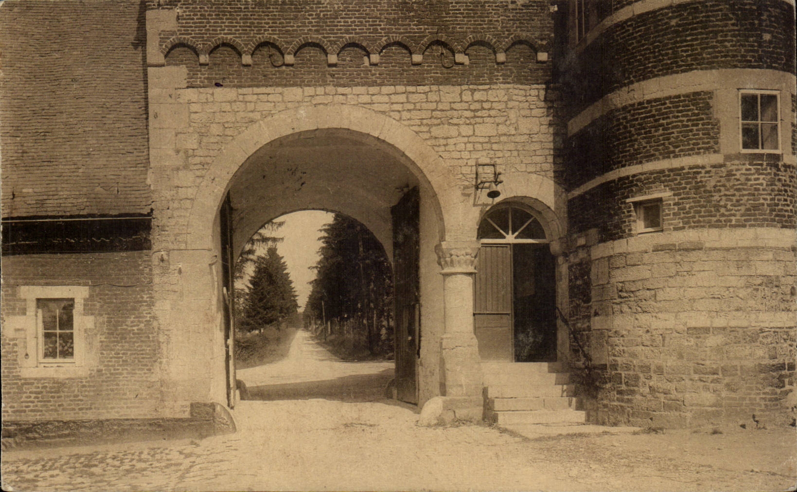 Portique (intérieur) — Abbaye Cistercienne de St. Rempy, Rochefort — Éditeur: Em. Thilli, Bruxelles