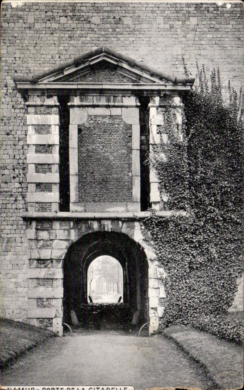 Namur - Porte de la Citadelle — éditeur CPAPHIL, n° de série non visible