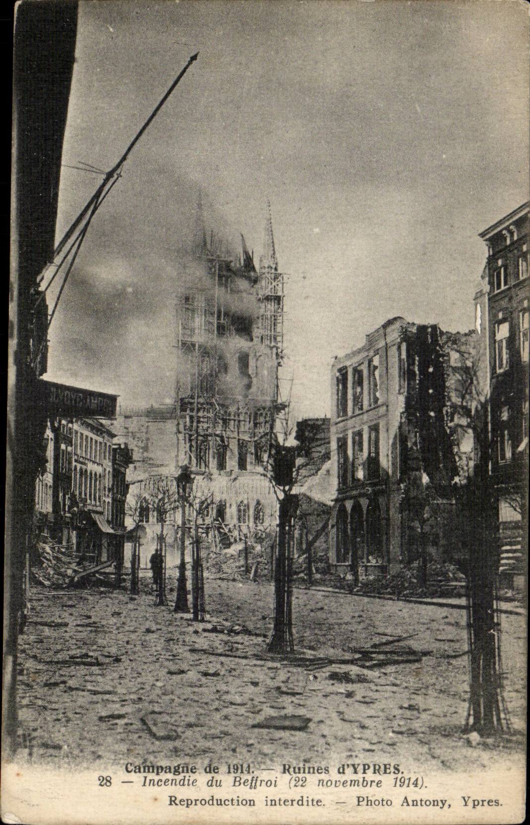 CPA Belgique Ruines d'Ypres Incendie du beffroi (22 novembre 1914)