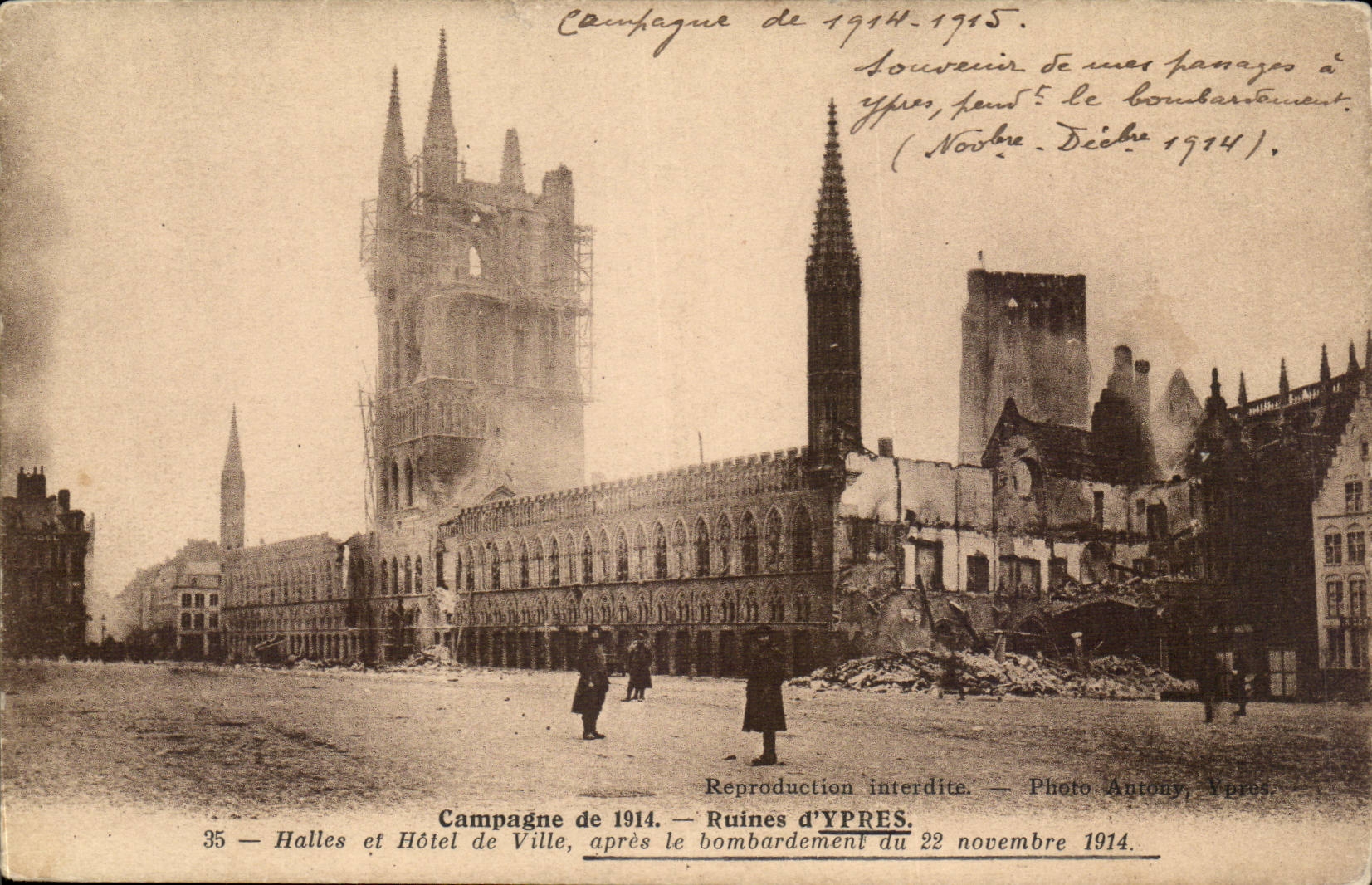 CPA Belgique Ruines d'Ypres Halles et hotel de ville apres le bombardement du 22 novembre 1914