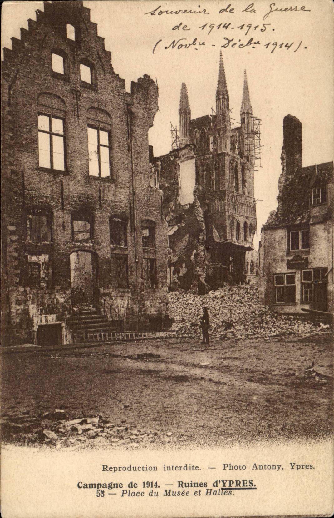 CPA Belgique Ruines d'Ypres Place du musee et halles
