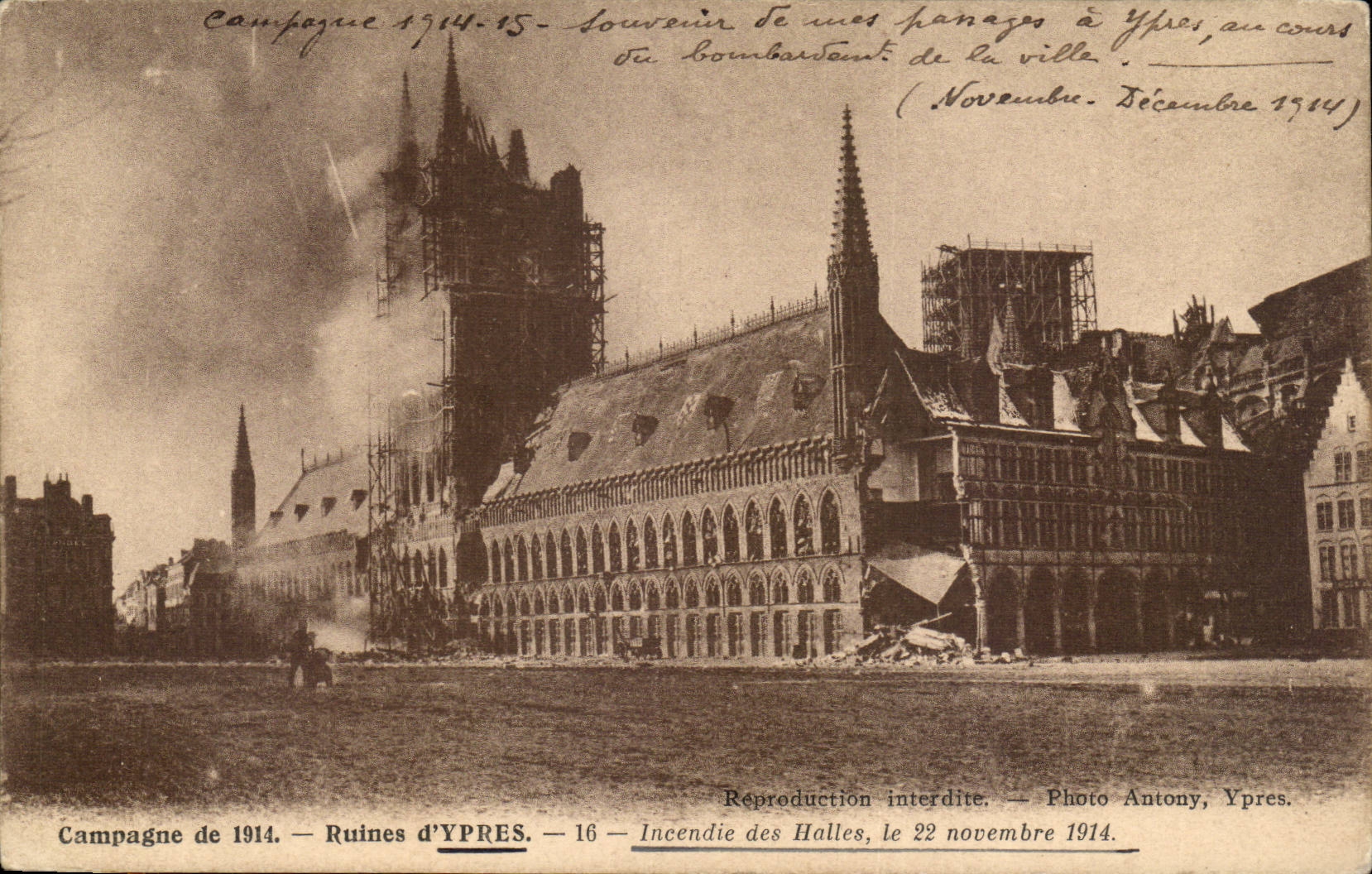 CPA Belgique Ruines d'Ypres Incendie des halles le 22 novembre 1914