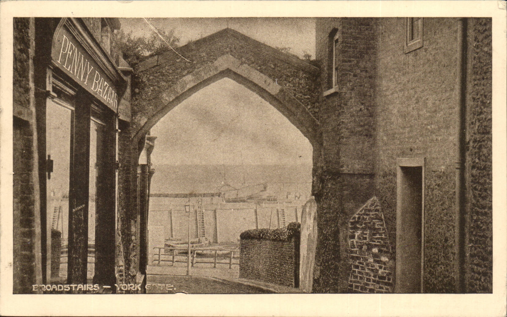 Grande Bretagne Great britain CPA Broadstairs York gate (Penny bazaar)