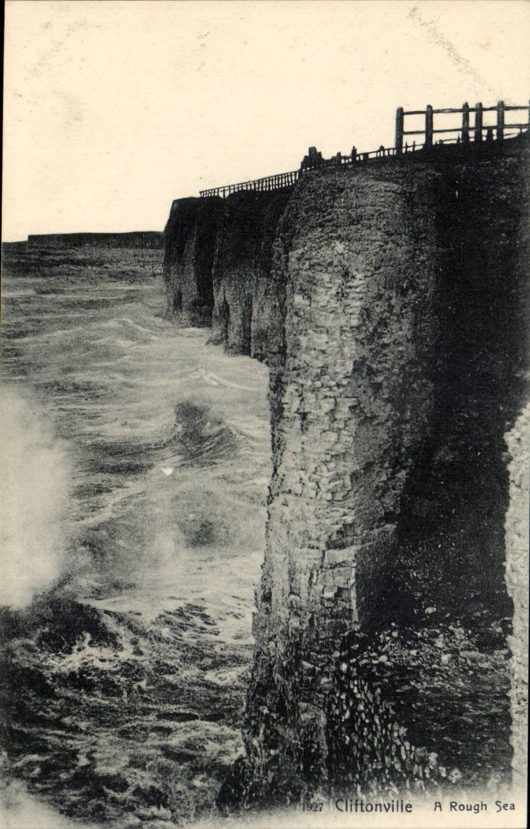Grande Bretagne Great britain CPA Cliftonville A rough sea