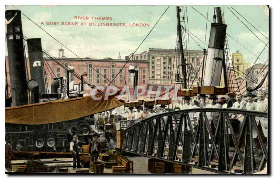 Grande Bretagne Great Britain CPA London River Thames A busy scene at Billingsgate 