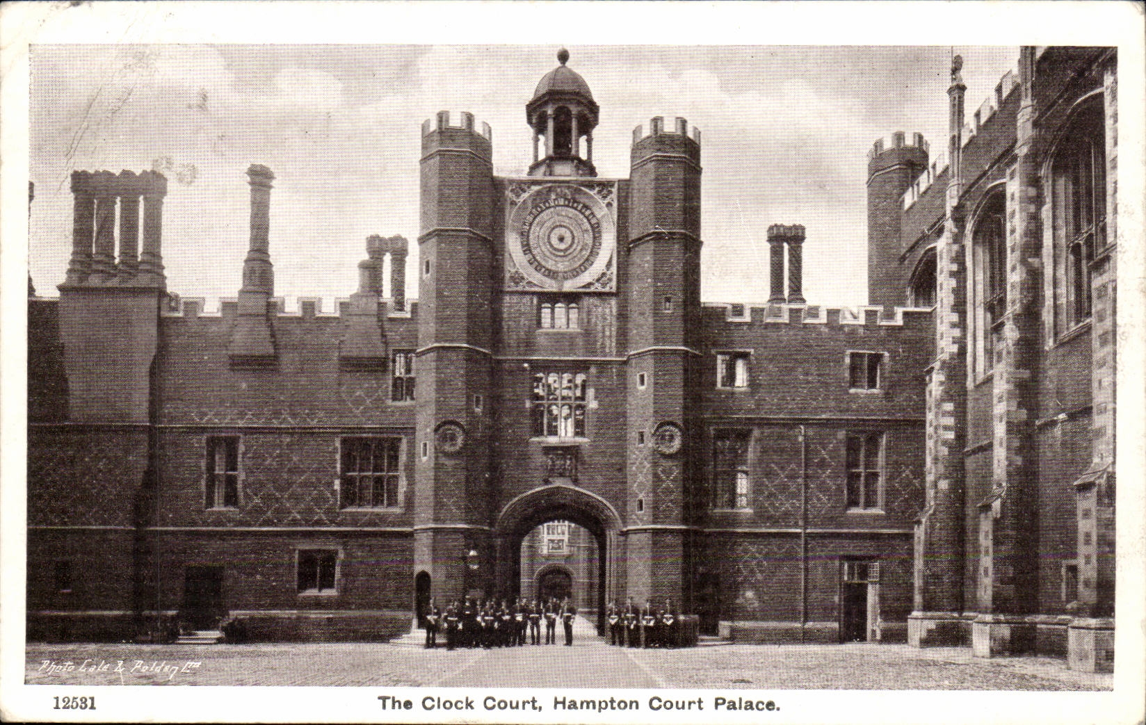 Grande Bretagne Great Britain CPA London The clock court Hampton court palace