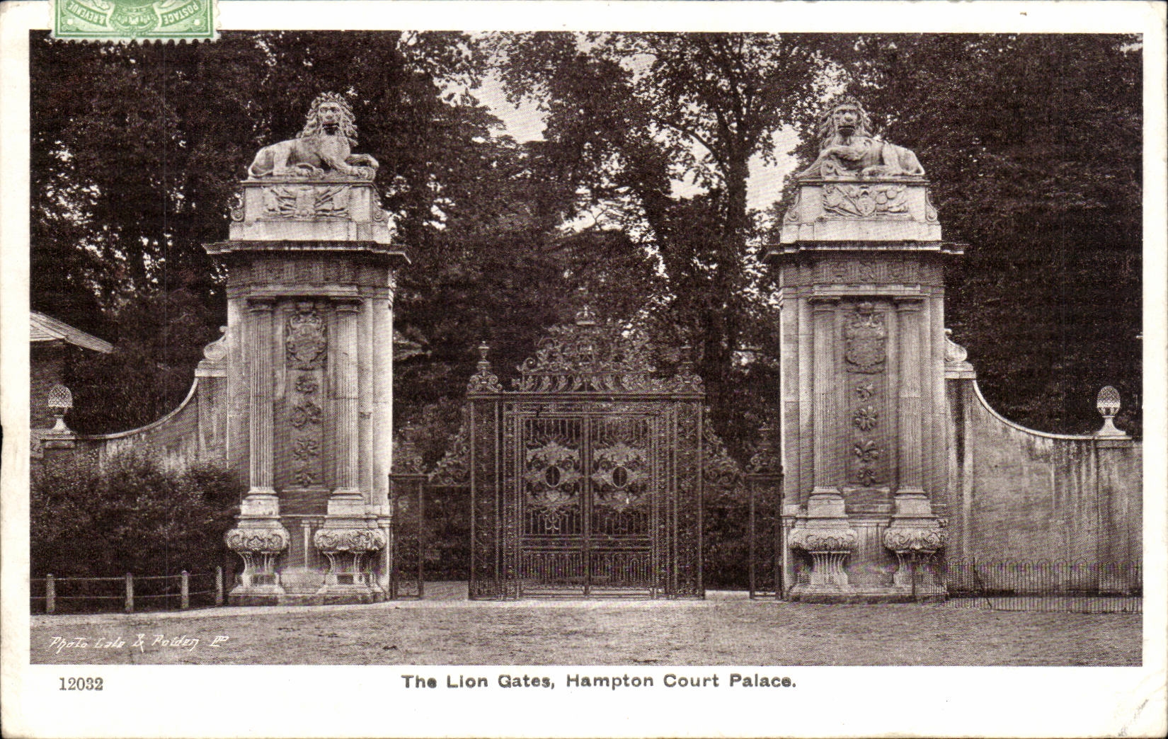 Grande Bretagne Great Britain CPA London Hampton court palace The lion gates