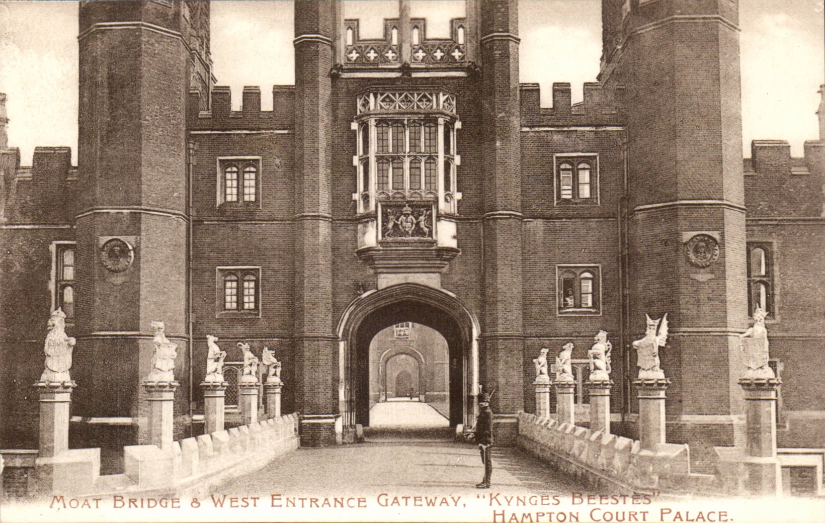Grande Bretagne Great Britain CPA London Hampton Court Palace Moat & west entrance gateway