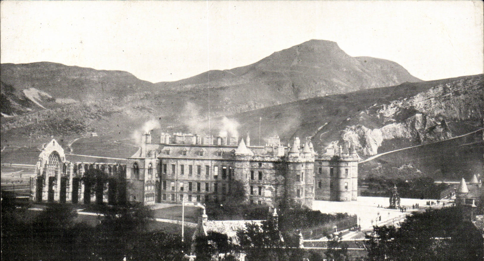 Grande Bretagne Great BRitain Ecosse Scotland CPA Holyrood palace & arhtur's seat Edinburgh