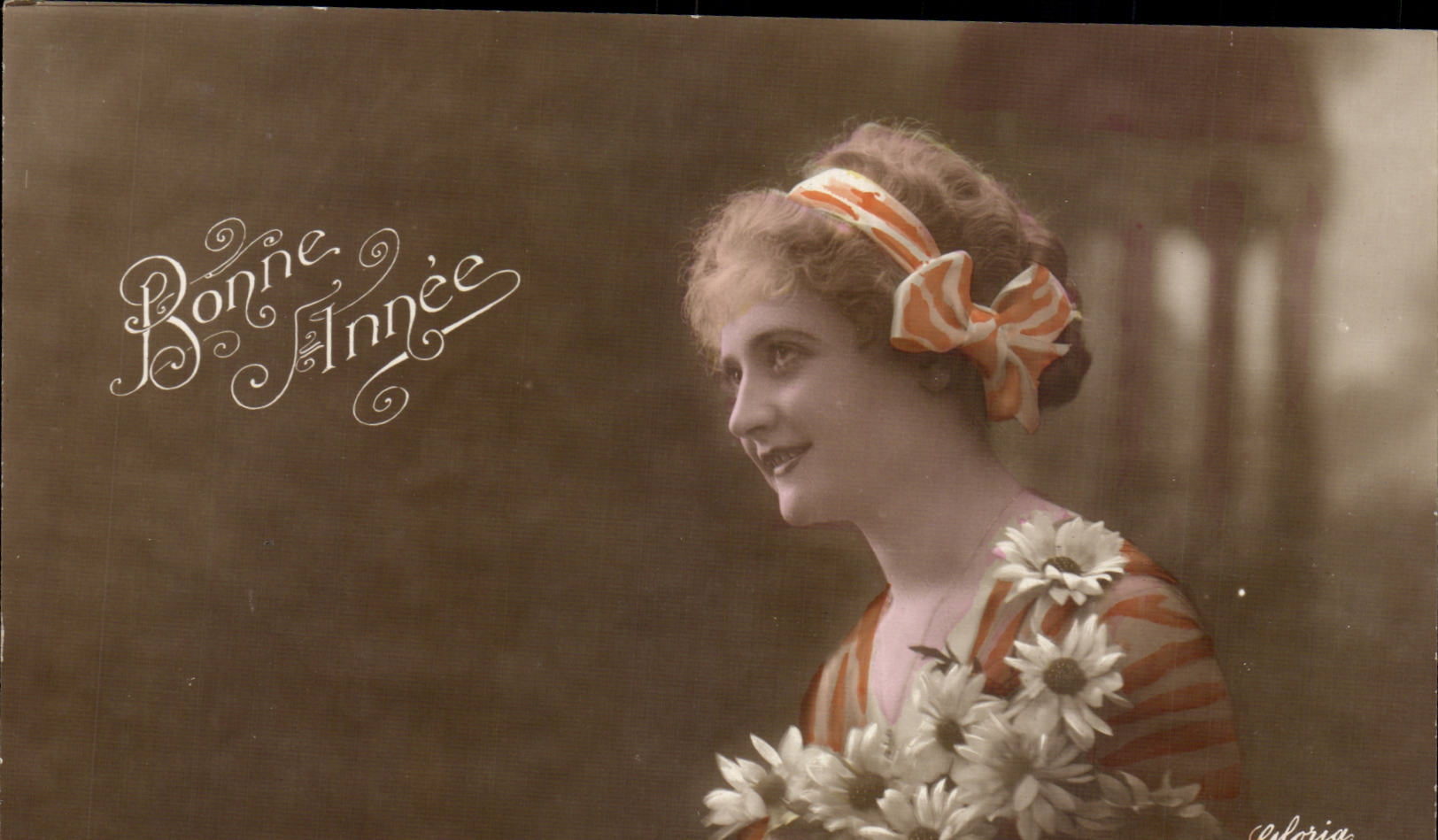 Fantaisie - femme - Smiling Woman with bow in hair and daisies - CPA 