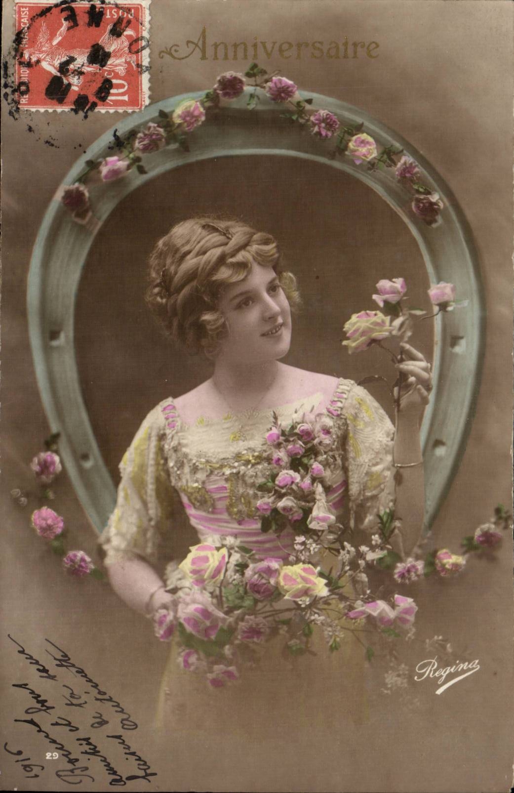Femme en robe à motifs — Anniversaire — Regina, n°29