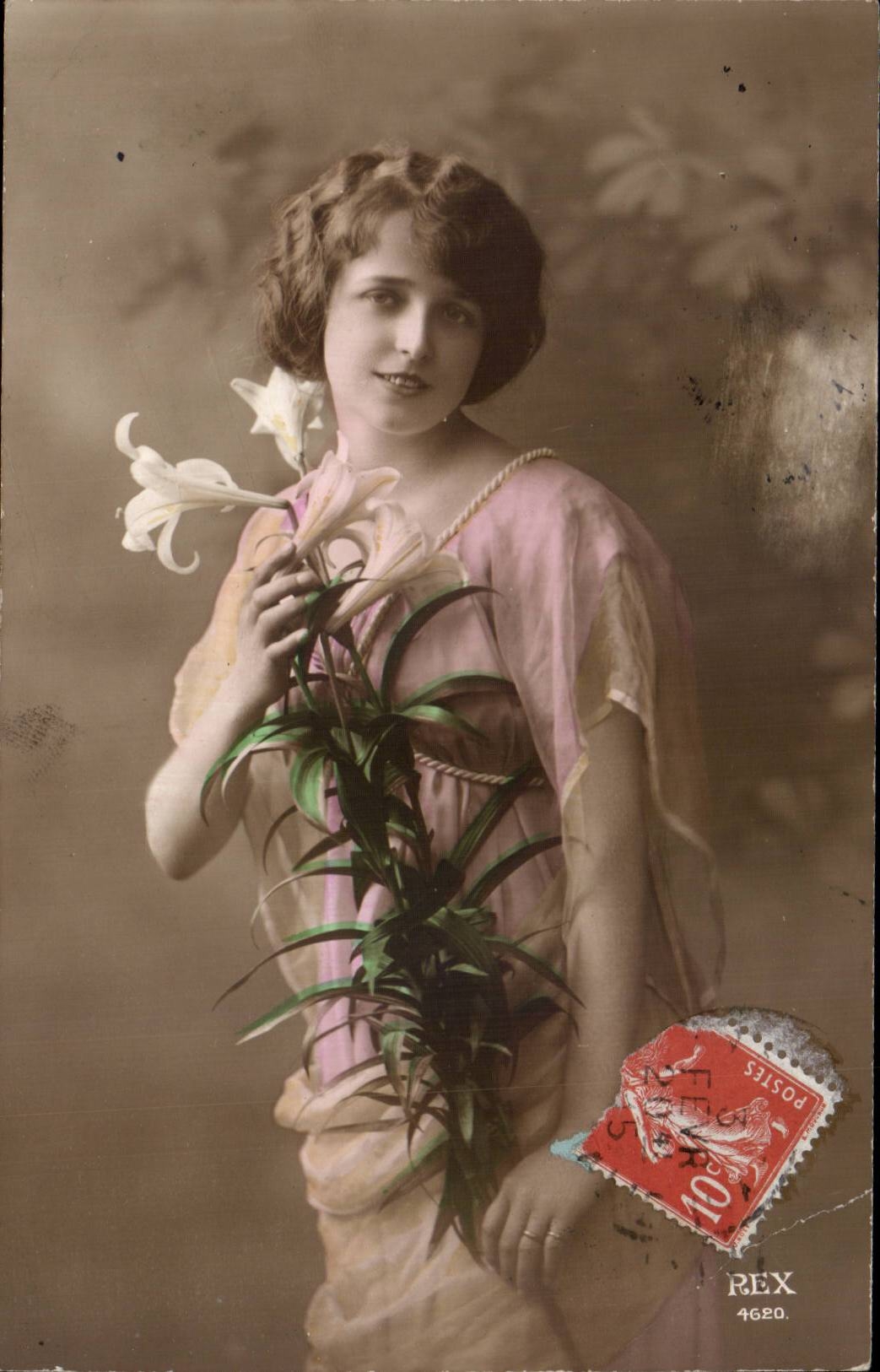Jeune femme en robe rose tenant des lys — REX 4620 — éditeur REX