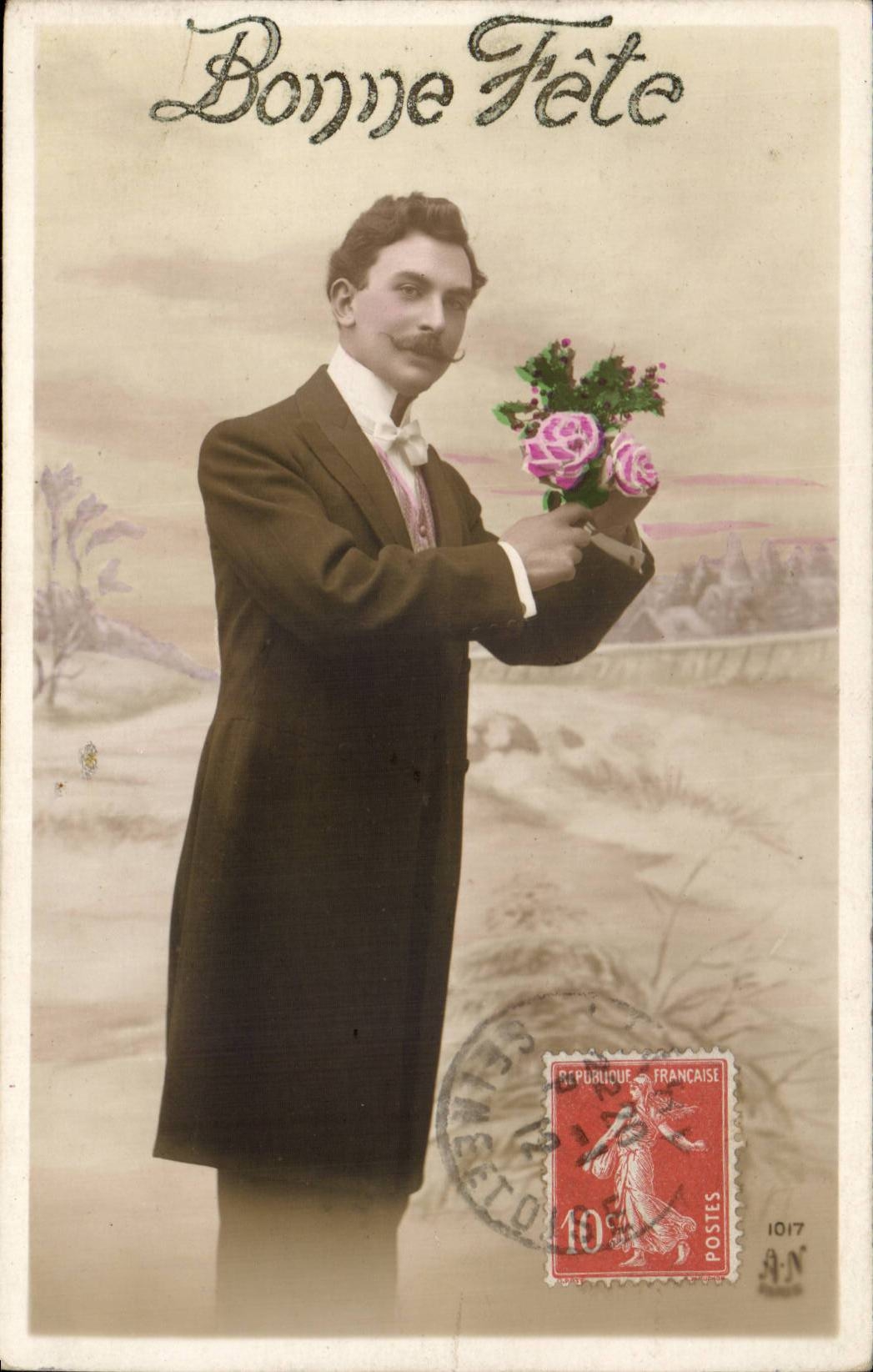 Homme en costume — offrant des roses — éditeur inconnu, n° de série non visible