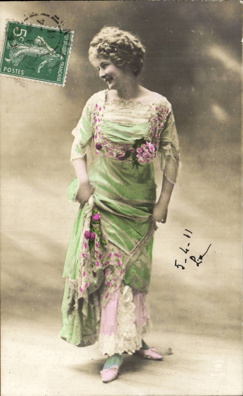 Joven mujer en vestido verde — París — editor desconocido, número de serie no visible