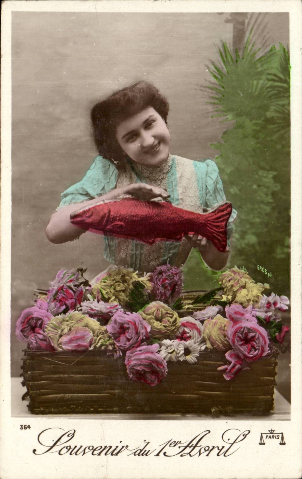 Jeune femme avec poisson rouge — souvenir du 1er avril — GROB.ph. PARIS, n° 364