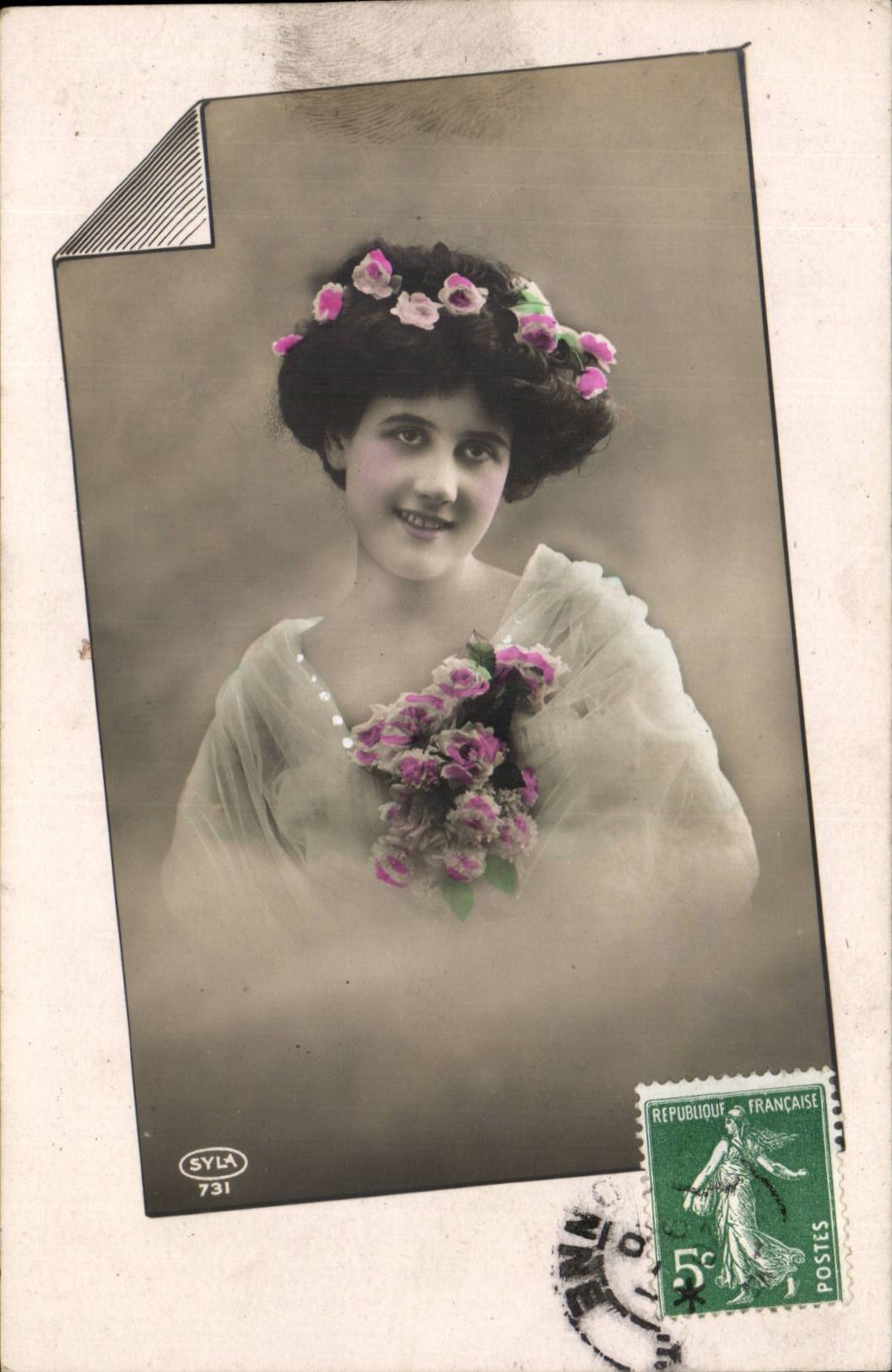 Jeune femme en couronne de fleurs — Syla 731 — Syla