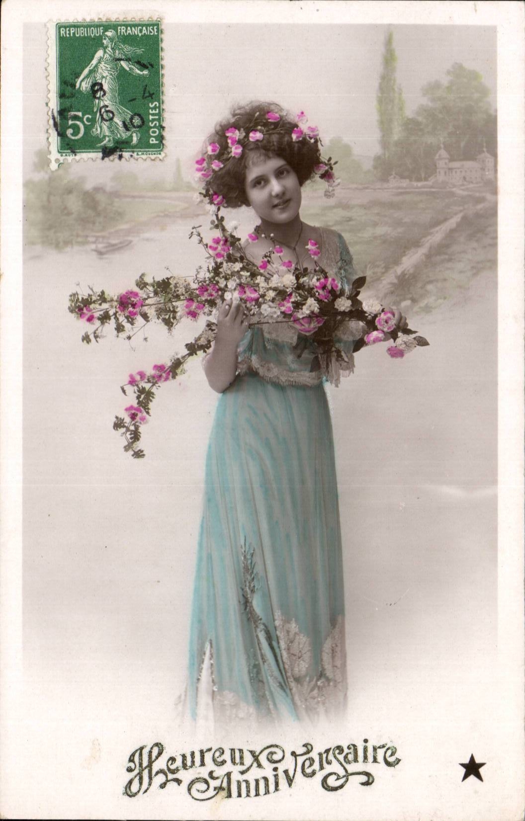 Donna in abito blu che tiene un mazzo di fiori — Buon compleanno — VBC Serie N. 3676