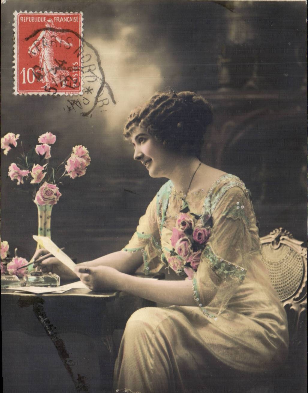 Donna al tavolo — rose — editore sconosciuto