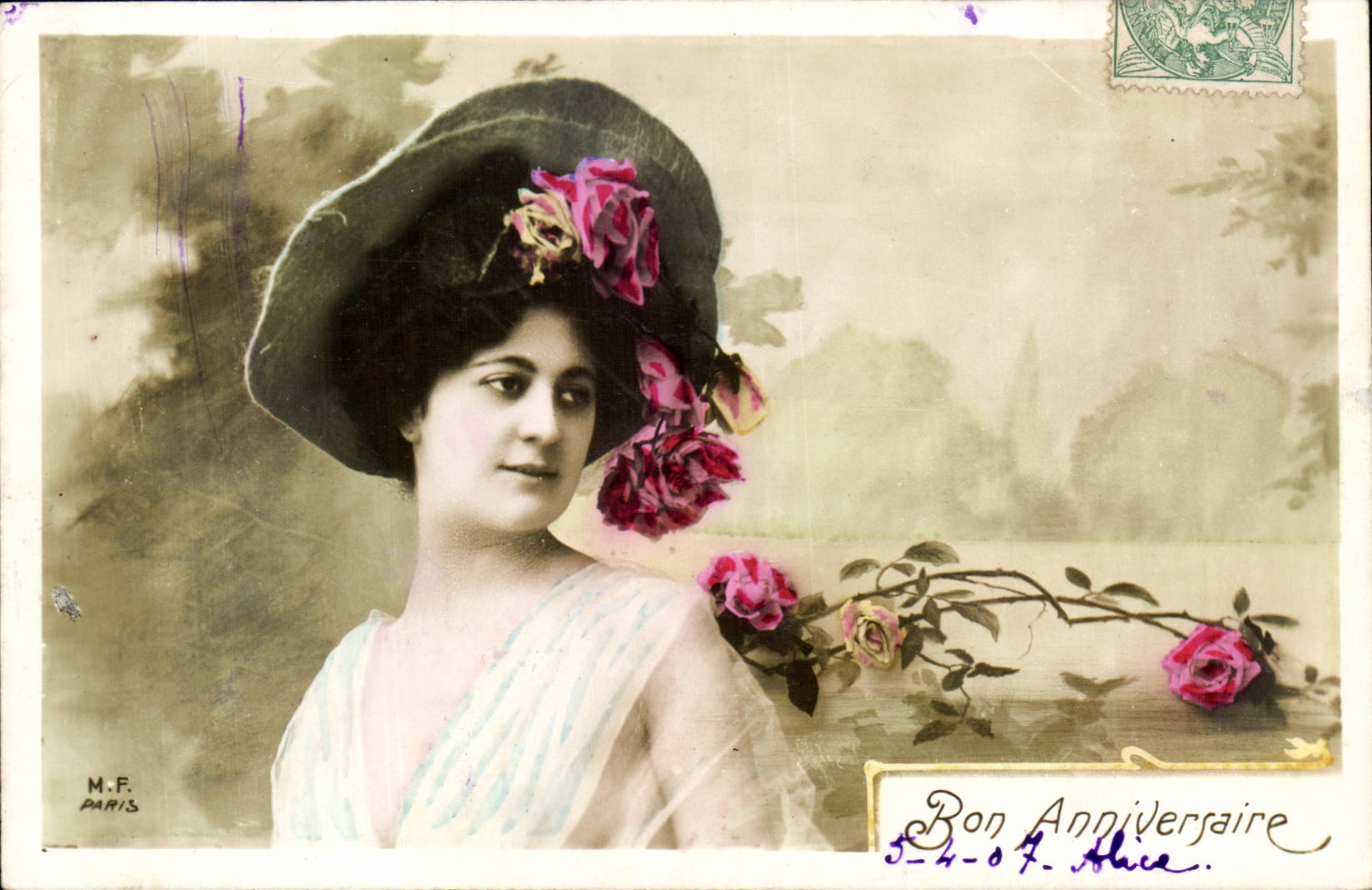 Mujer con sombrero de rosas — Feliz cumpleaños — M.F. PARIS
