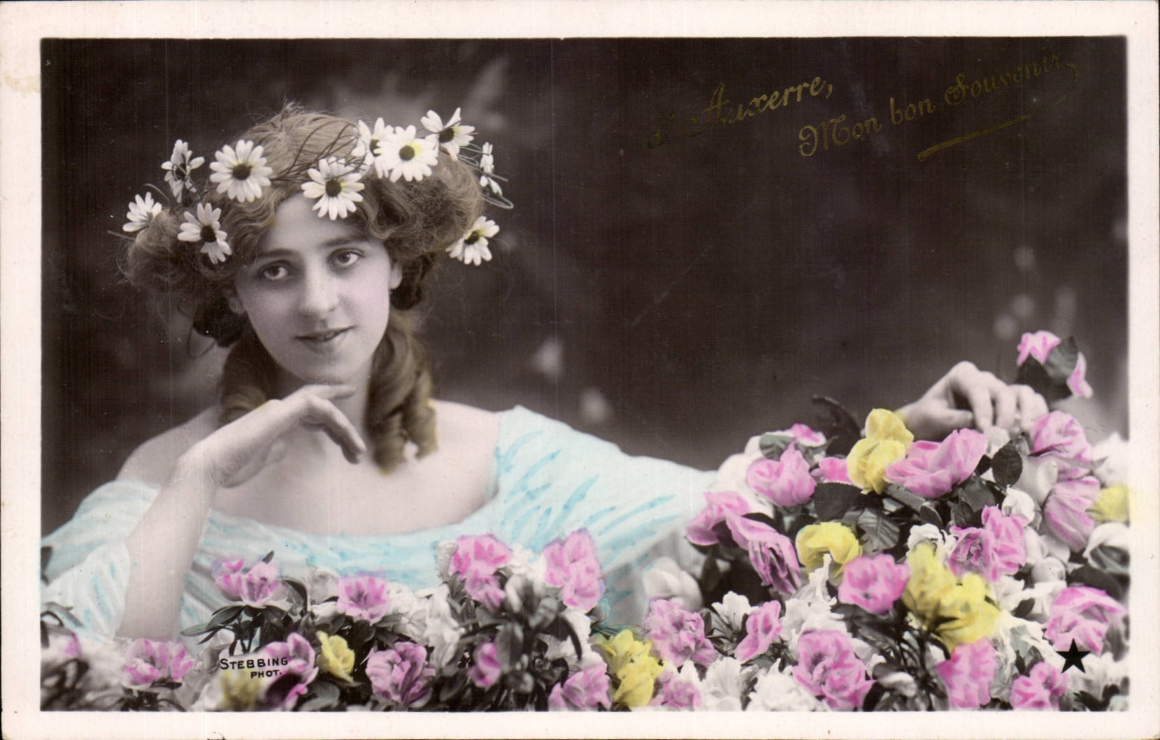 Femme avec couronne de marguerites — souvenir d'Auxerre — Stebbing Phot.