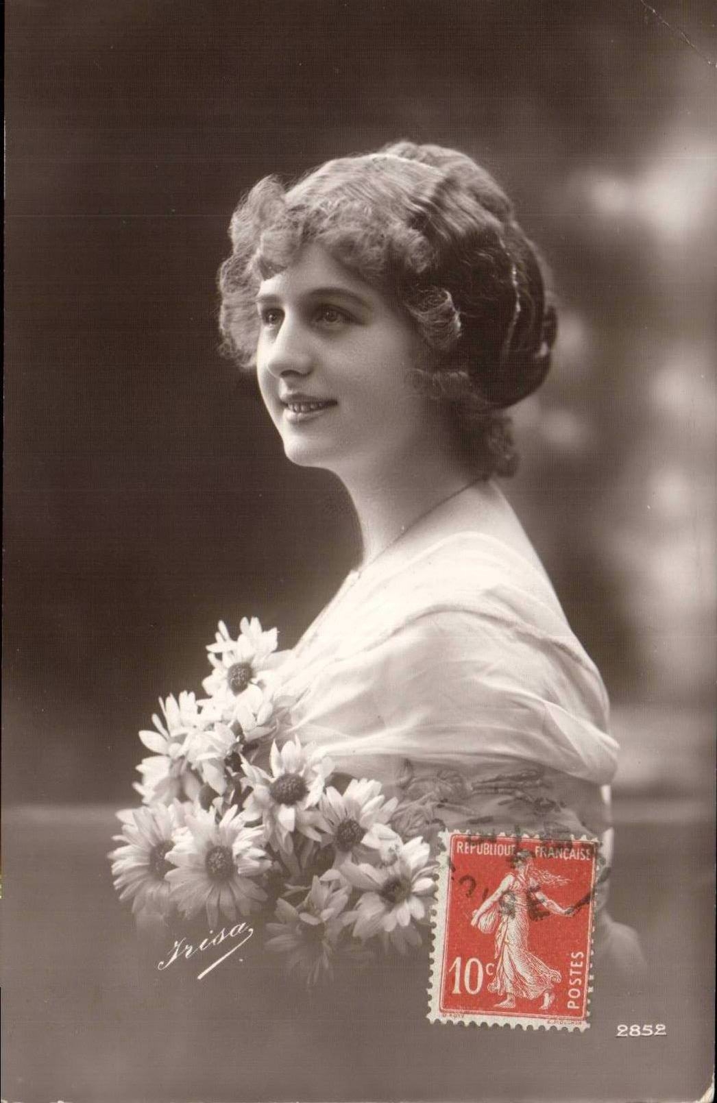 Jeune femme en robe blanche tenant un bouquet de marguerites — photographe Irina — éditeur Irina, n° 2852