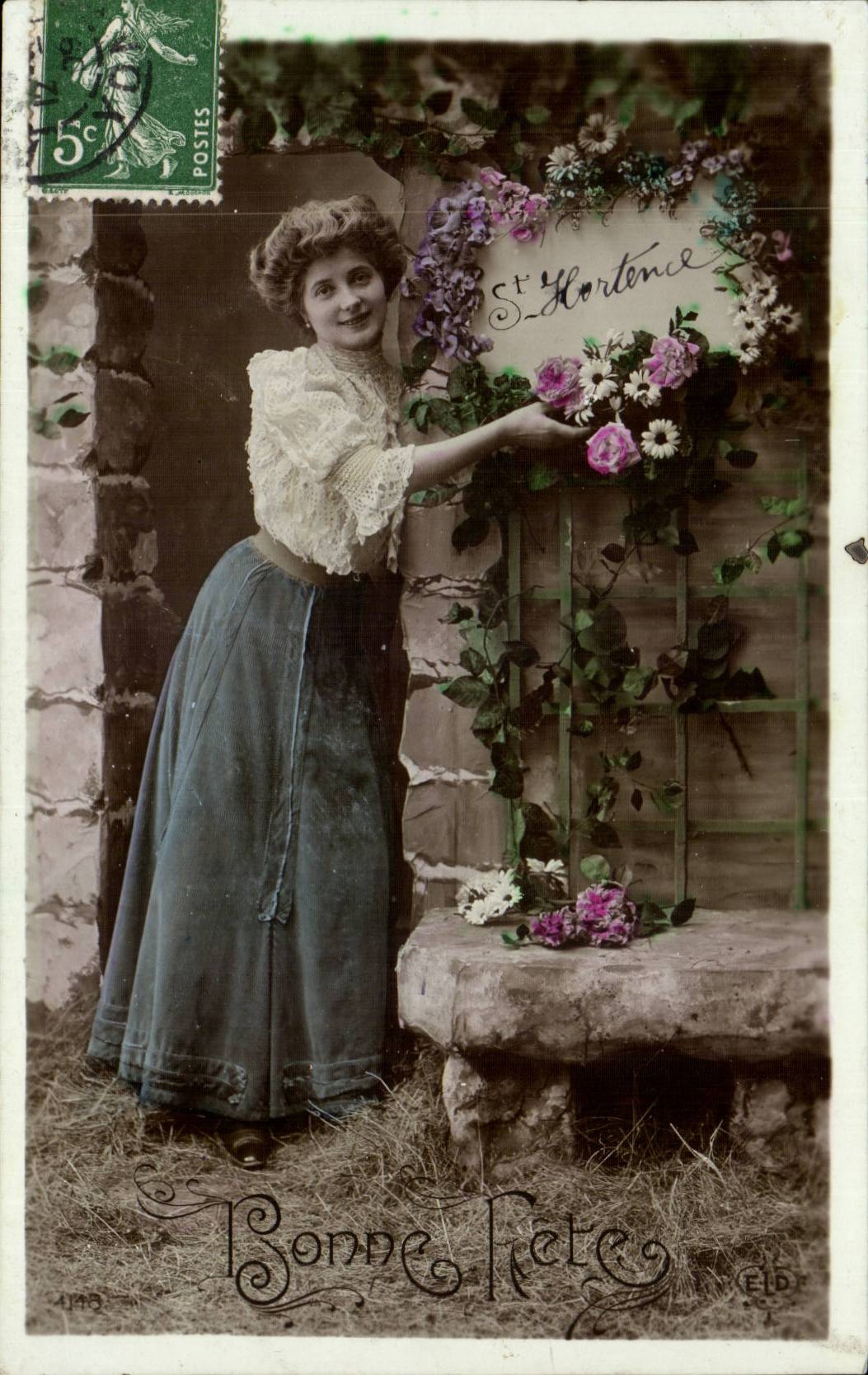 Femme devant un décor floral — Sainte Hortense — Éditeur FLD, n° 4149