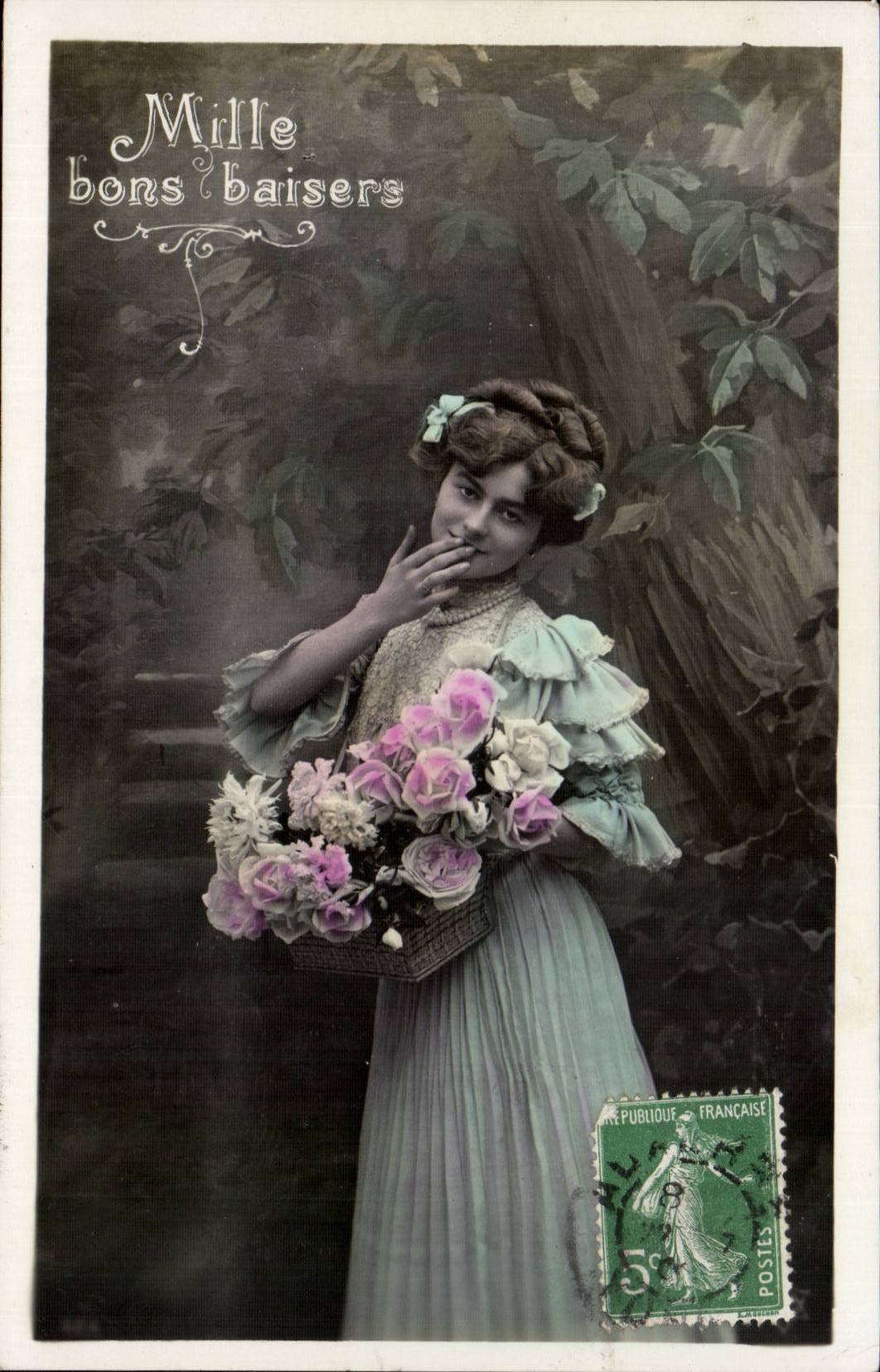 Fantaisie - Femme avec jolie robe et fleurs - Mille bons baisers - CPA 