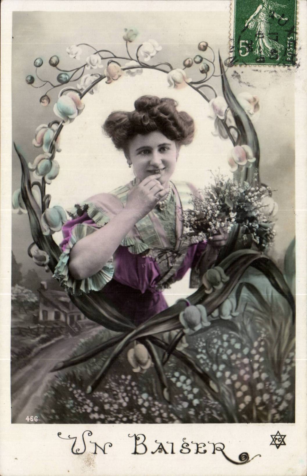 Una donna sorridente in un cornice floreale — 'Un Bacio' — editore anonimo, n. 456