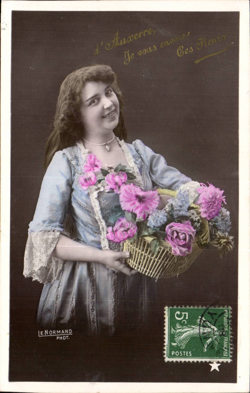 Fantaisie - L 'Auxerre Je vous envoie ces fleurs - Jolie Femme - CPA 