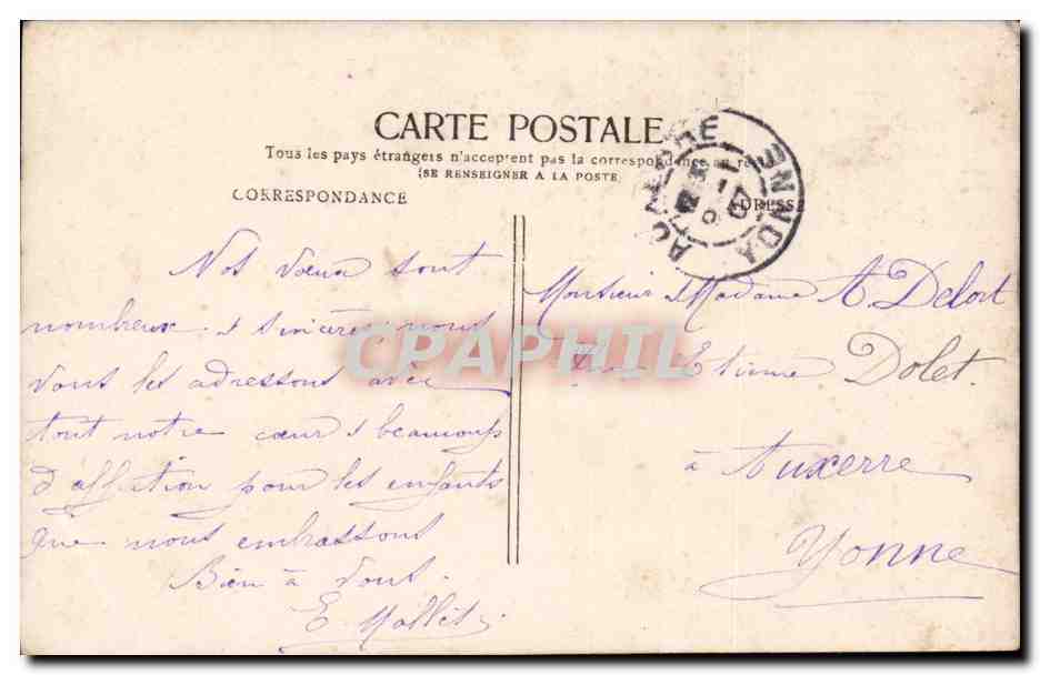 Jeune femme en robe claire tenant un bouquet — Bonne Année — Paris — Reverso
