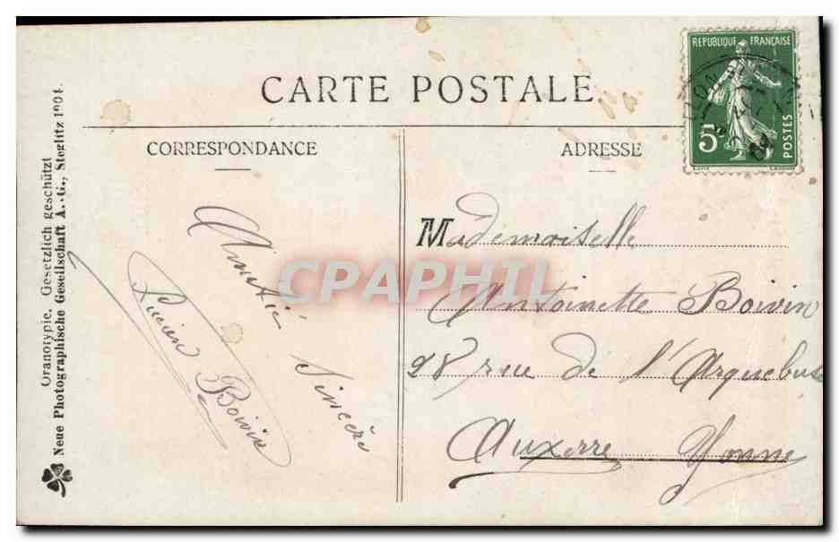 Femme en robe violette et voile vert — deux enfants — éditeur Neue Photographische Gesellschaft A.-G., Stolzitz — Verso