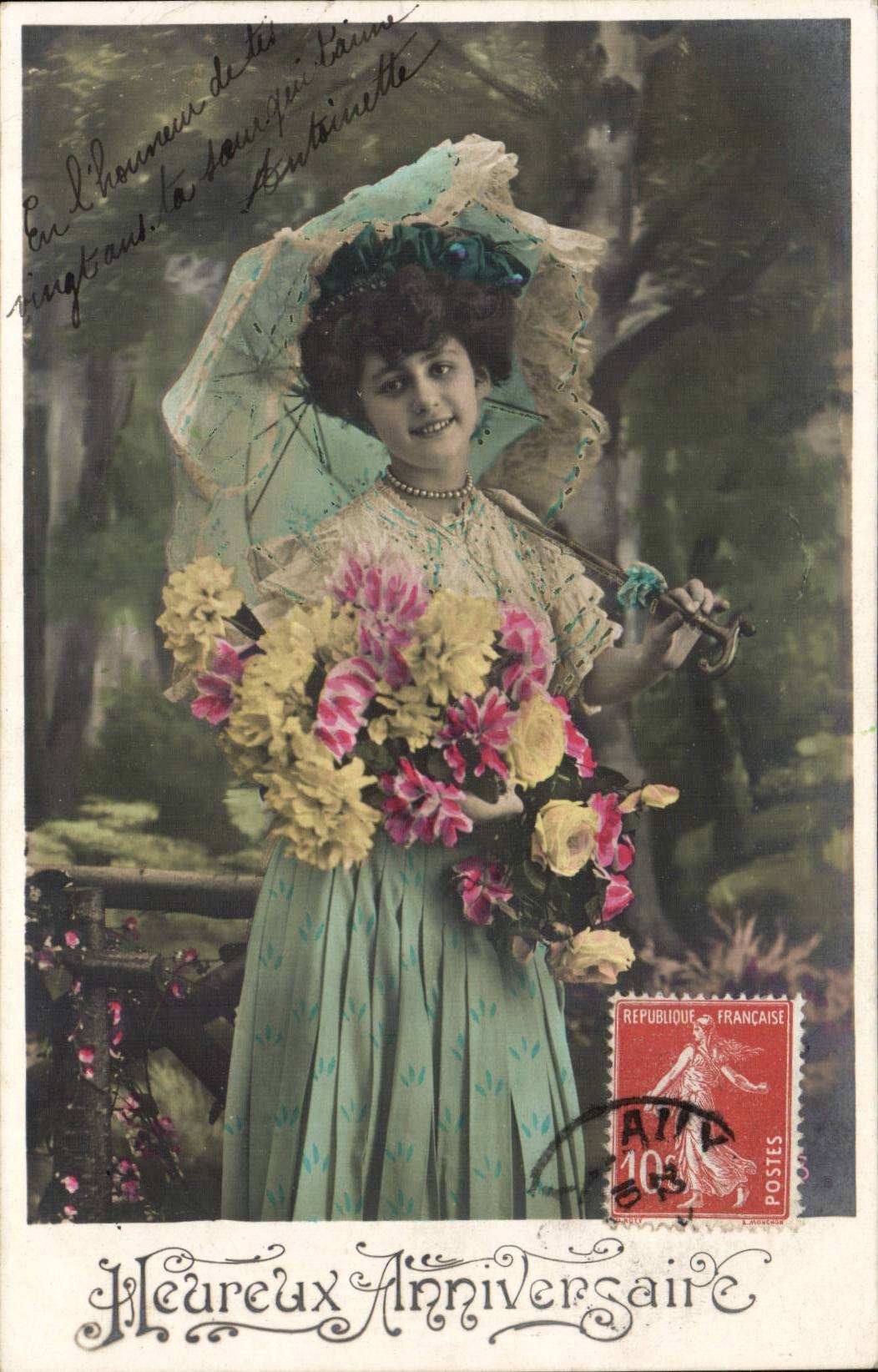 Femme en robe verte tenant un bouquet — Anniversaire — Carte postale française