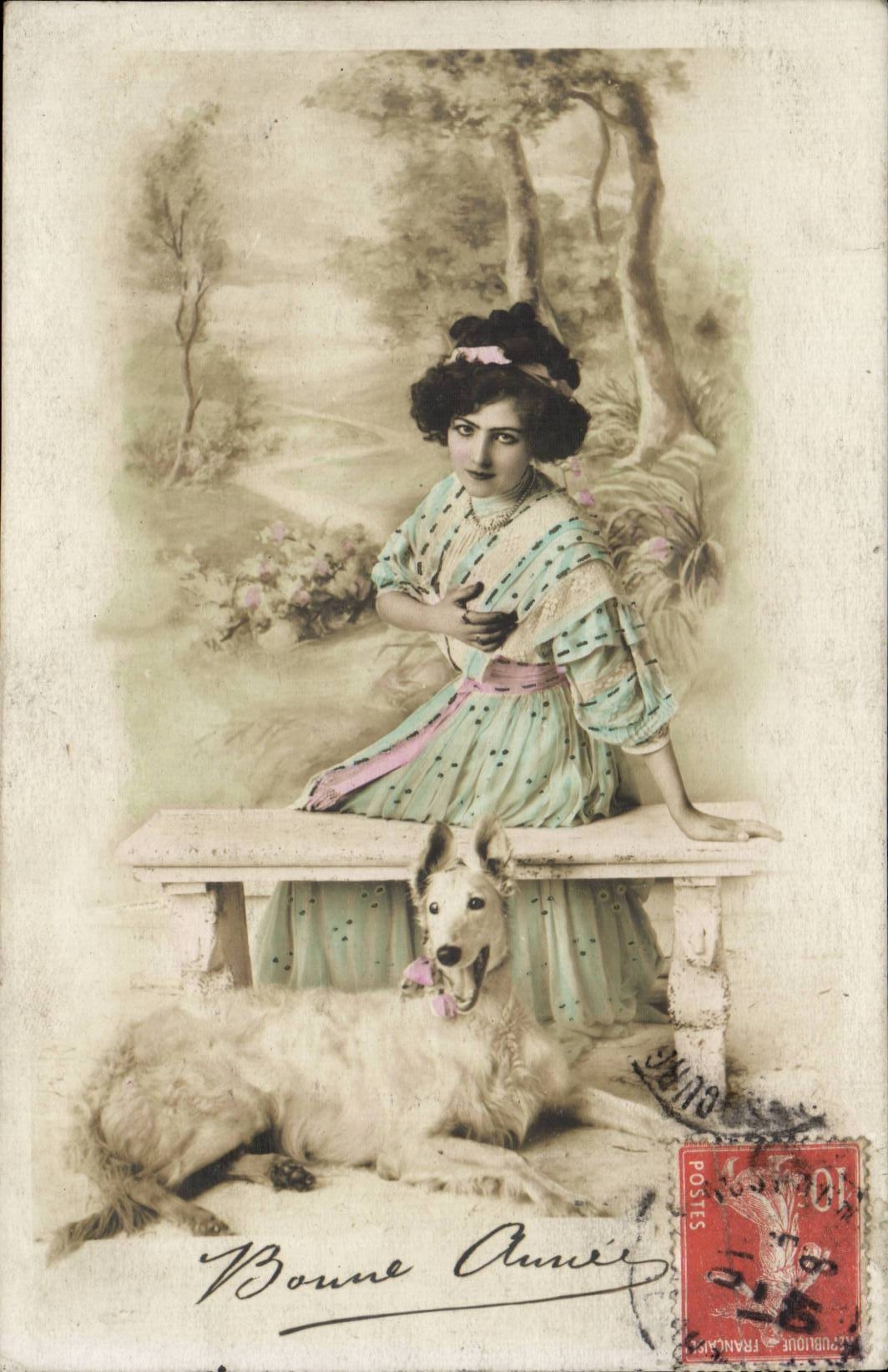 Joven mujer y perro — escena de jardín — editor desconocido