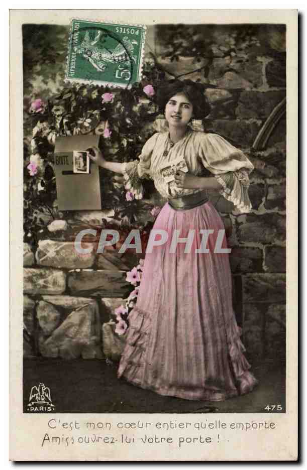 Femme en robe rose devant un mur de pierre — texte imprimé et timbre — éditeur Paris, n°475
