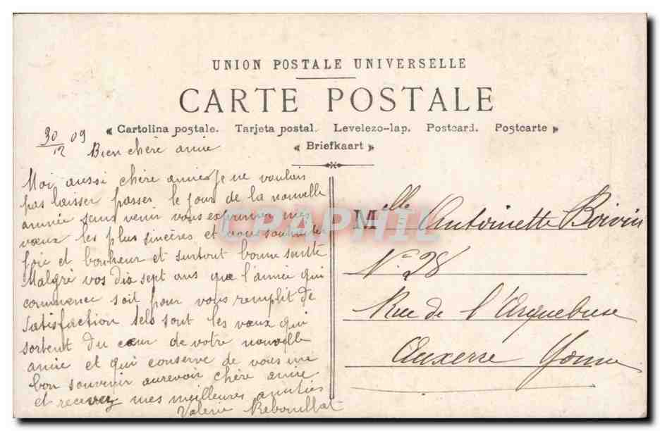 Femme en robe rose devant un mur de pierre — texte imprimé et timbre — éditeur Paris, n°475 — Reverso