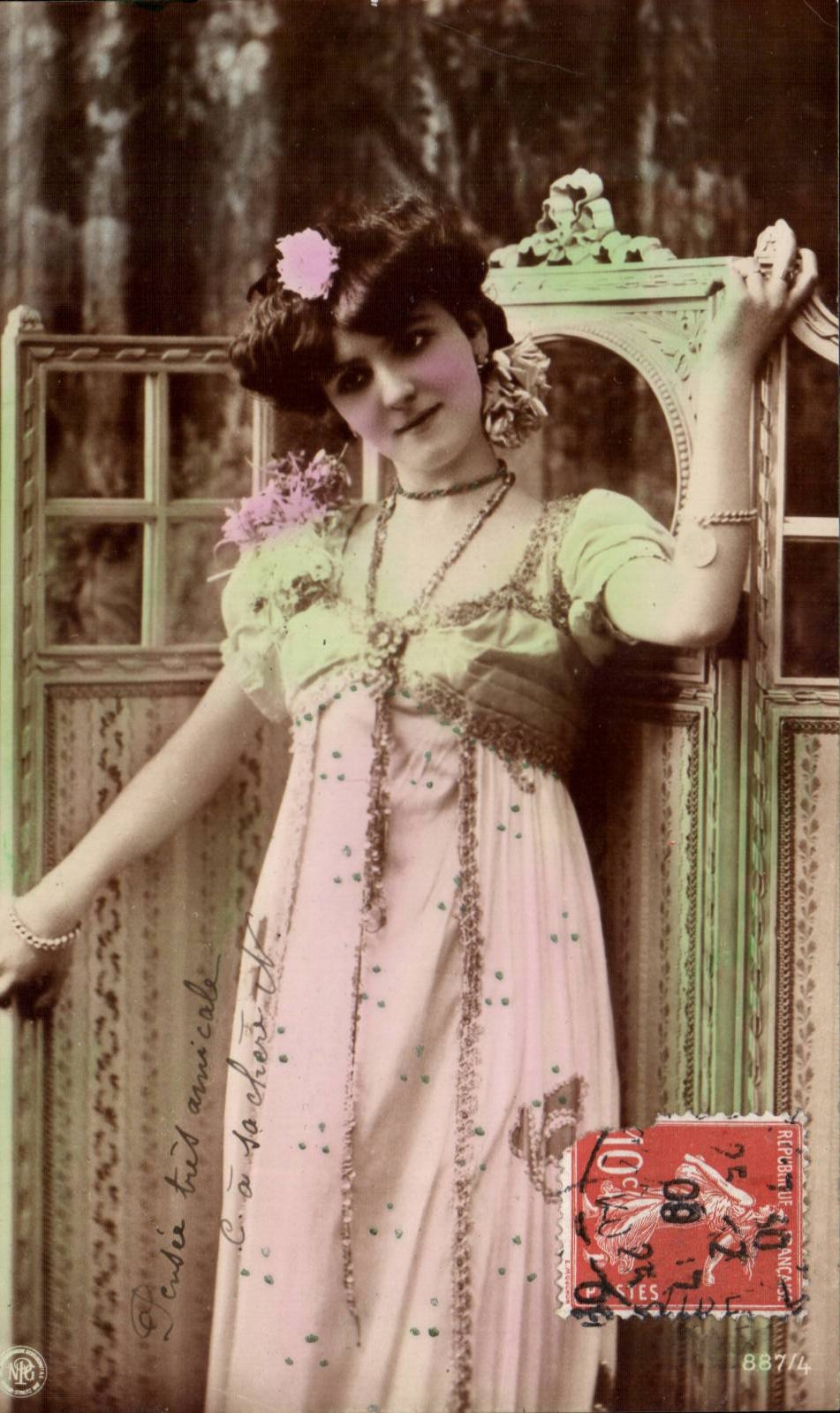 Giovane donna in abito rosa — decoro interno — Recueil de France n°88714