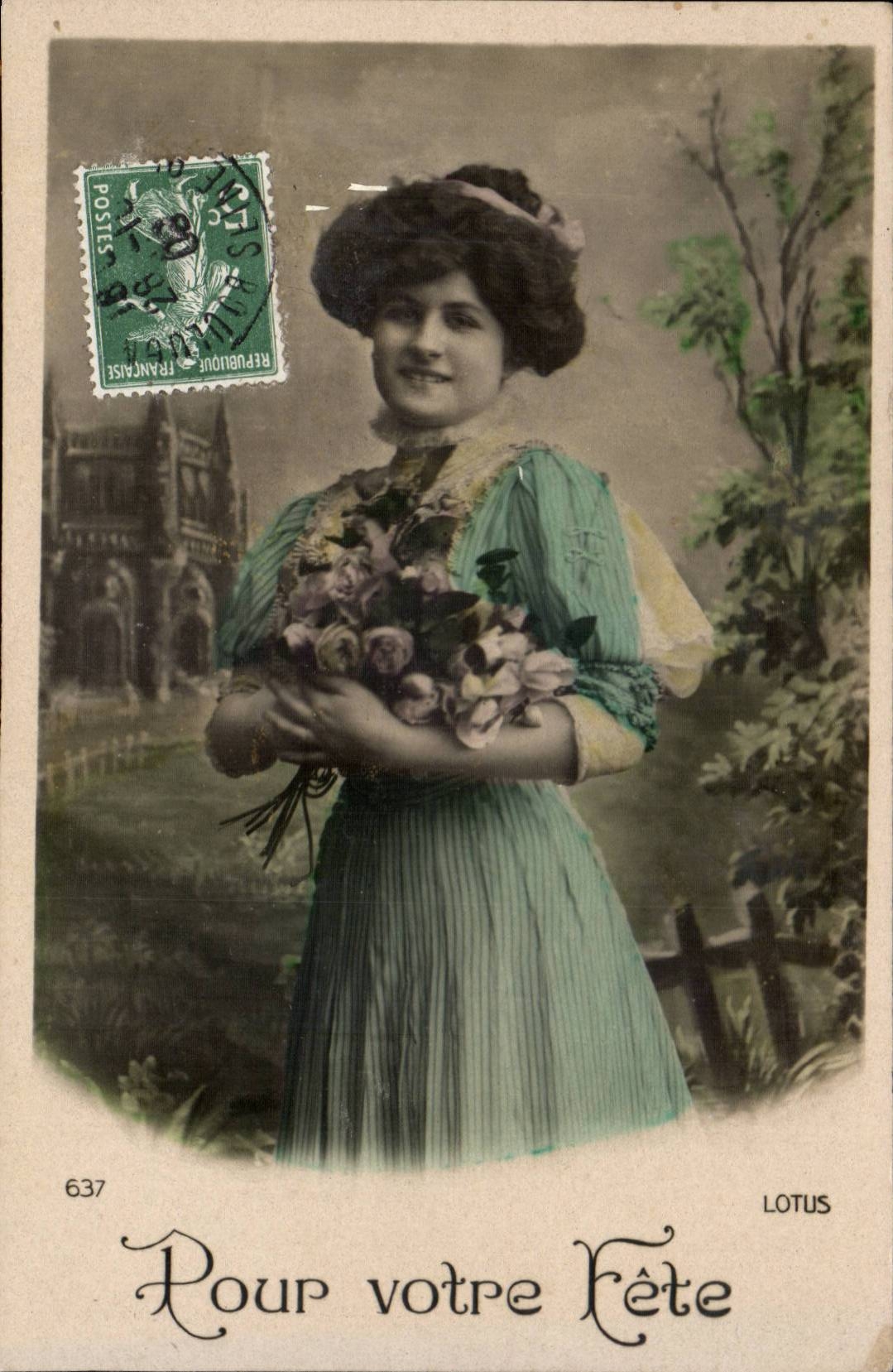Jeune femme en robe verte tenant un bouquet — Pour votre Fête — LOTUS n°637