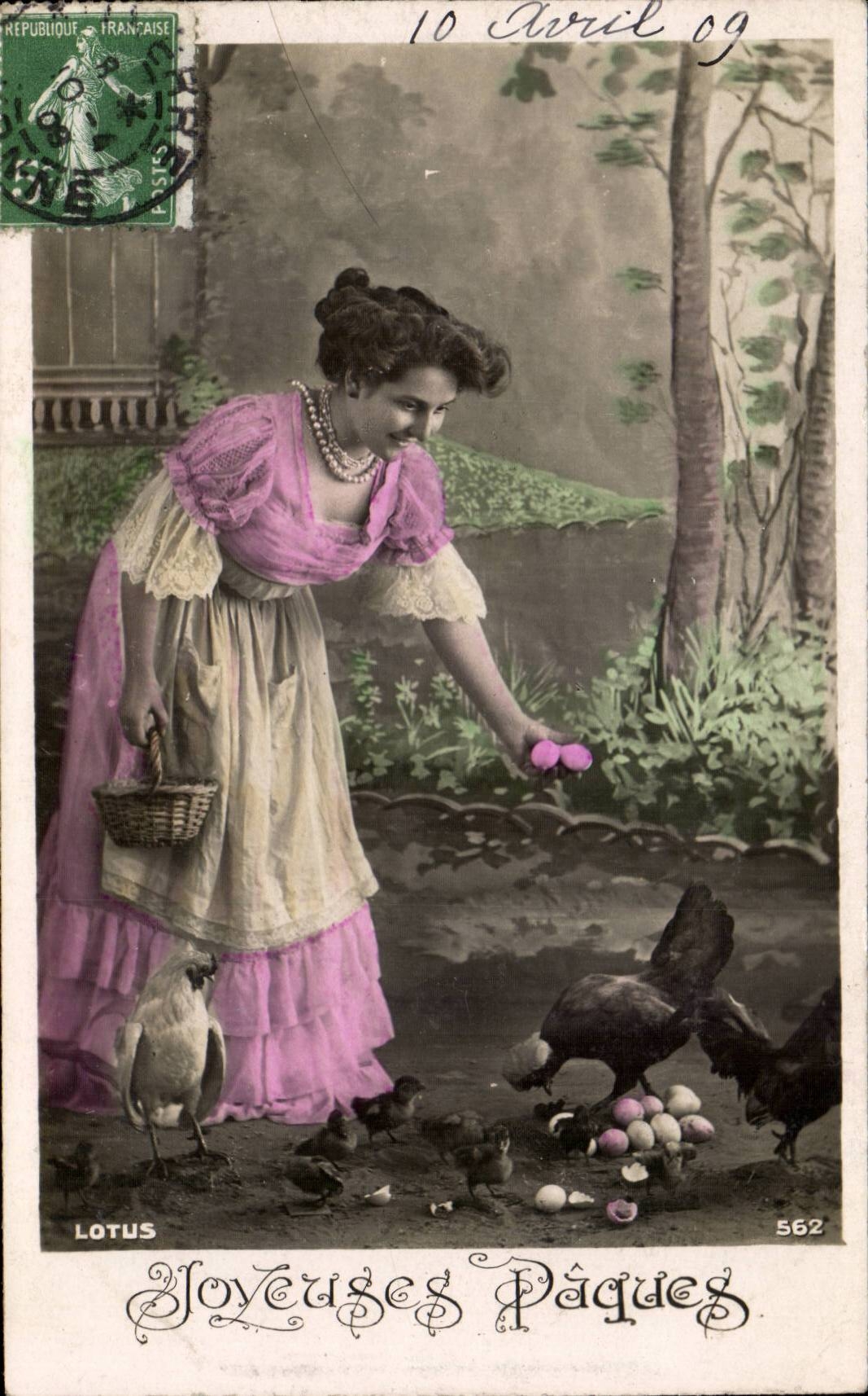 Femme en robe rose nourrissant des poussins — éditeur LOTUS, n° 562 — Joyeuses Pâques