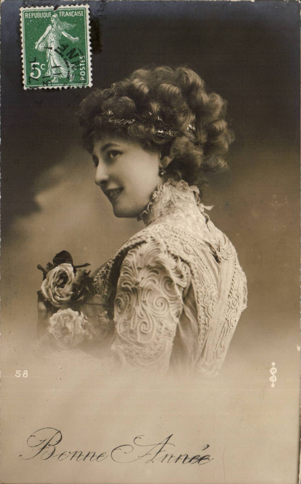 Jeune femme en robe brodée — Bonne Année — phototypie n°58